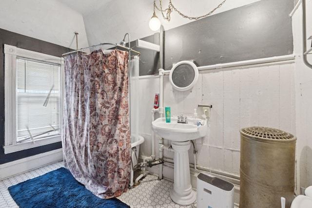 bathroom featuring shower / bath combo with shower curtain