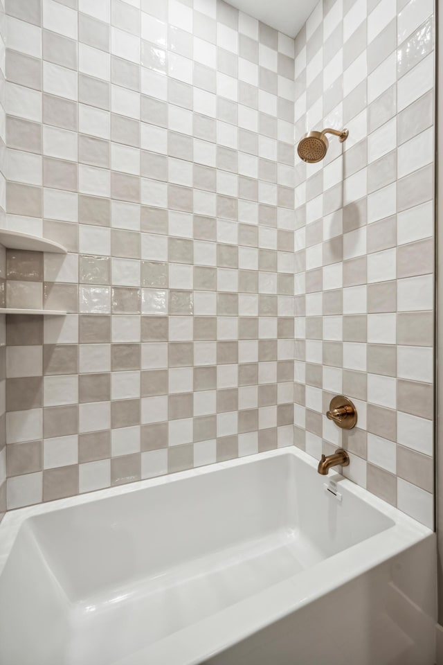 bathroom featuring tiled shower / bath