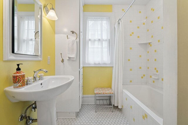 1941 James Ave S, Minneapolis, MN 55403 - full bath featuring plenty of natural light, tiled shower / bath combo, baseboards, and tile patterned floors