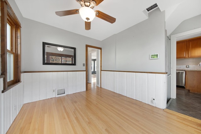 unfurnished room featuring light wood-type flooring and ceiling fan