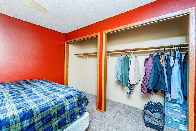 bedroom featuring a ceiling fan, carpet, and a textured ceiling