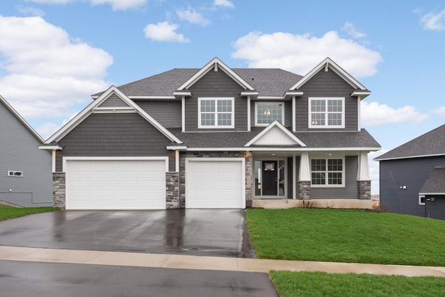 craftsman inspired home featuring a front yard