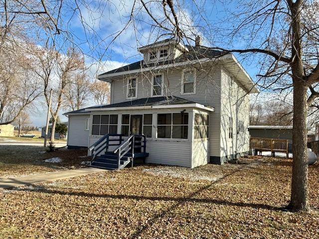 view of front of property featuring a sunroom