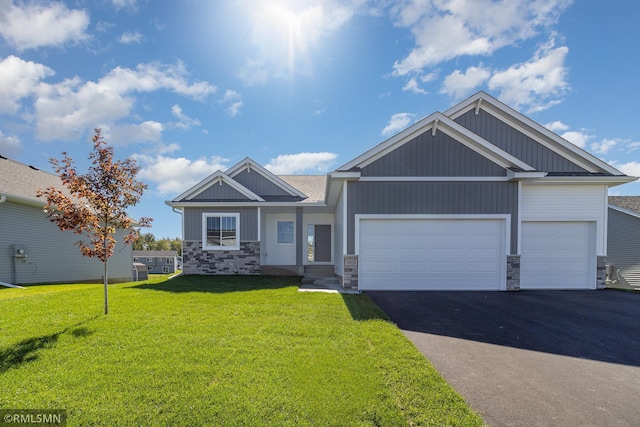 craftsman house featuring a front yard and a garage