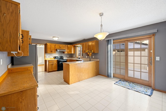 kitchen featuring sink, hanging light fixtures, black / electric stove, kitchen peninsula, and a textured ceiling