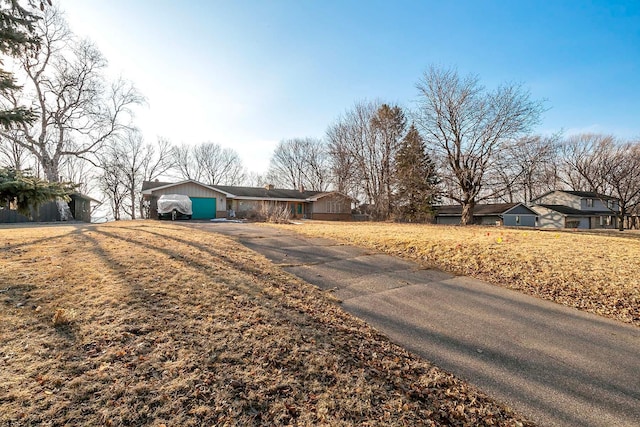 single story home with driveway