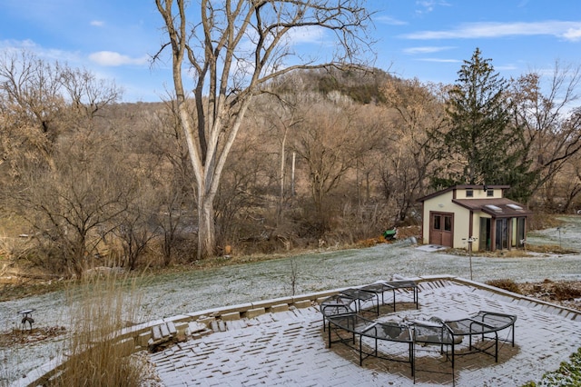 view of yard featuring a fire pit