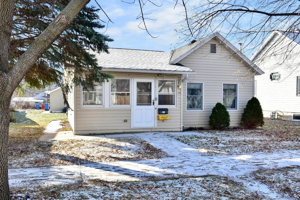 view of front of property