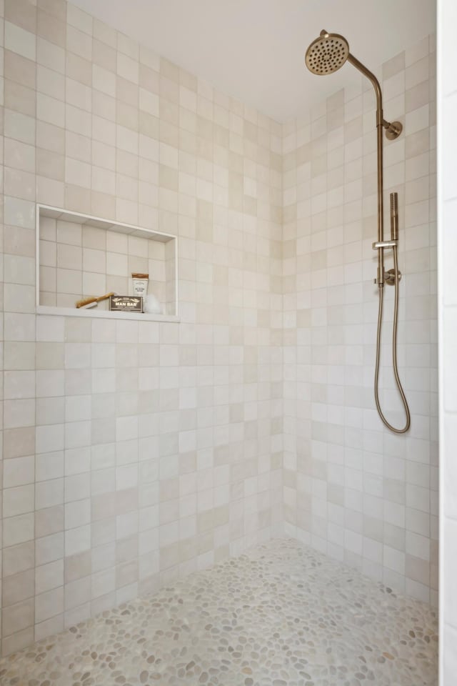 bathroom featuring a tile shower