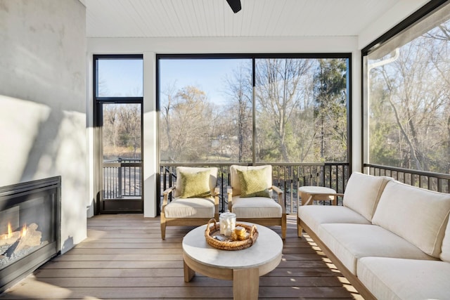 sunroom with ceiling fan