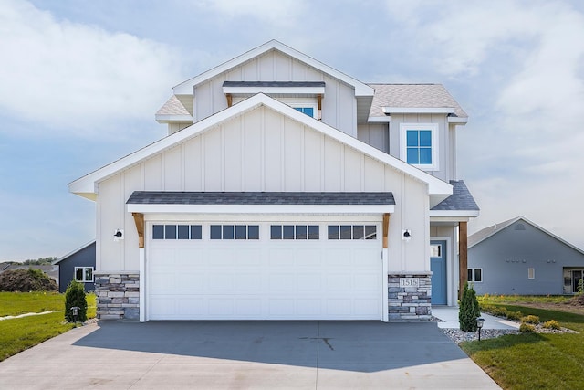 view of front facade featuring a garage