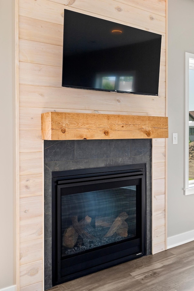 room details featuring a fireplace and hardwood / wood-style flooring