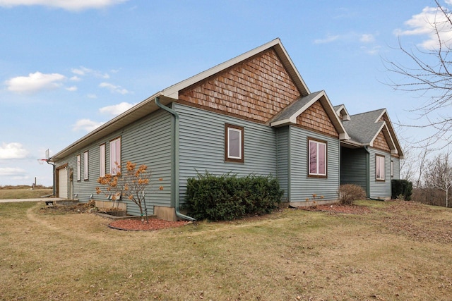 view of side of property featuring a lawn