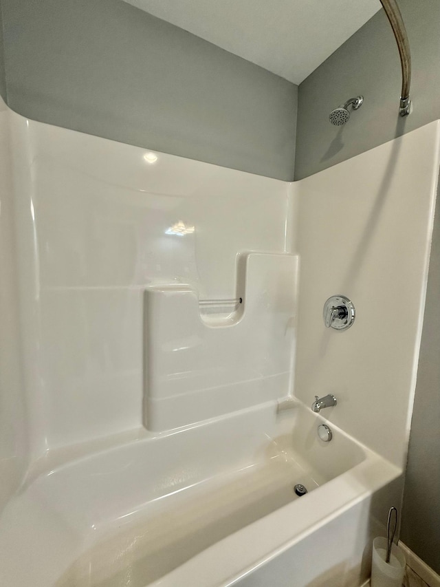 bathroom with tub / shower combination