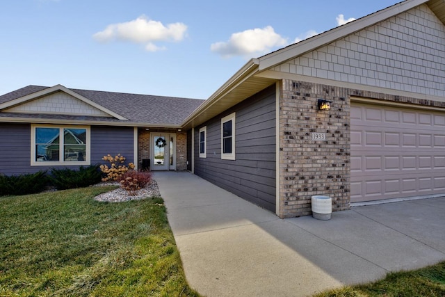 view of front of home featuring a front yard and a garage