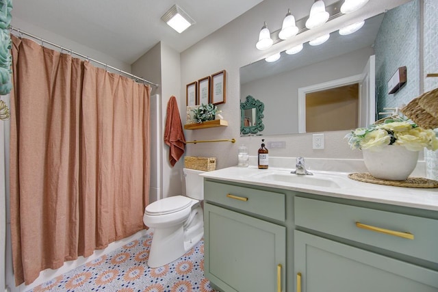 bathroom featuring a shower with curtain, vanity, and toilet