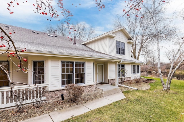 view of front of house with a front yard