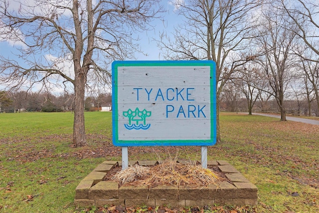 community sign with a yard