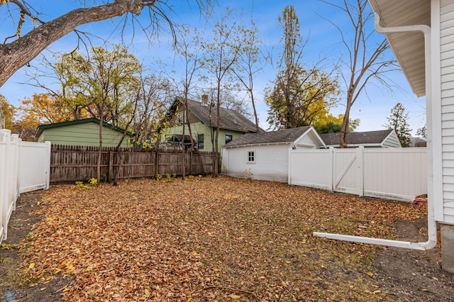 view of yard with an outbuilding