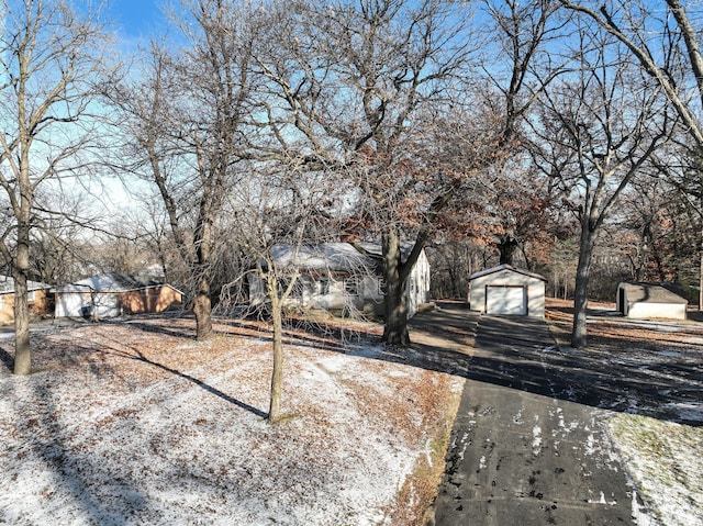 exterior space featuring an outbuilding