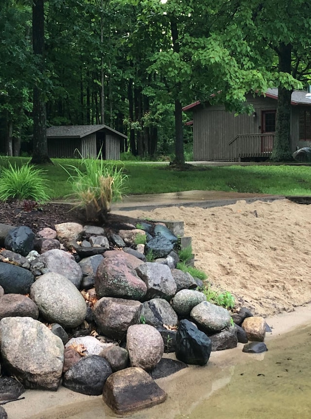 view of yard with an outbuilding