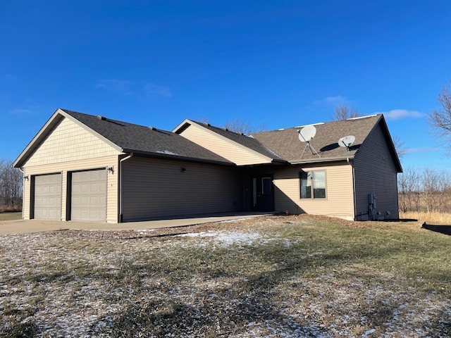 view of front of property featuring a front yard and a garage