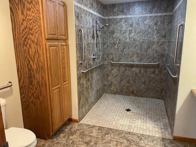 bathroom featuring tiled shower and toilet