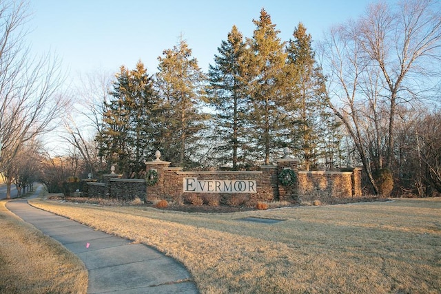 community / neighborhood sign featuring a lawn