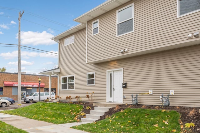 exterior space featuring a front yard