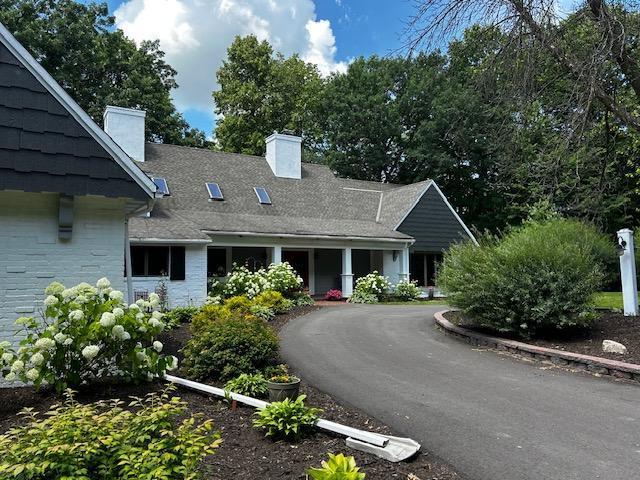 11233 Chisago Blvd, Chisago City, MN 55013 - view of front of property featuring a chimney and driveway