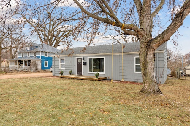 view of front of property featuring a front yard