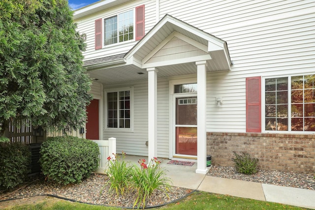 entrance to property featuring covered porch