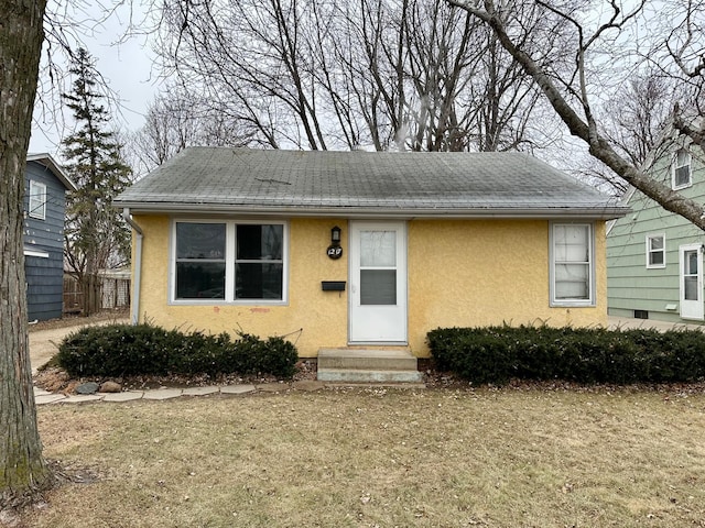 view of front facade with a front lawn