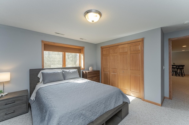 bedroom featuring carpet flooring and a closet