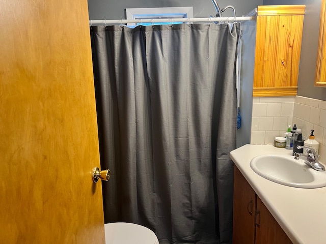 bathroom featuring tasteful backsplash, vanity, toilet, and a shower with shower curtain