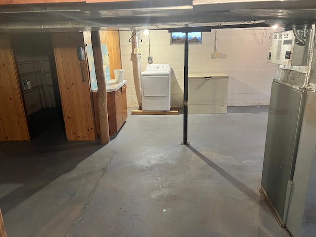 basement with washer / clothes dryer, fridge, and heating unit