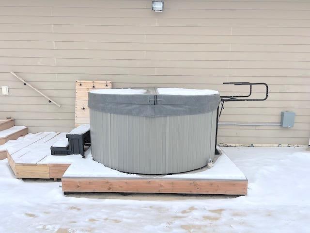 exterior details featuring a hot tub