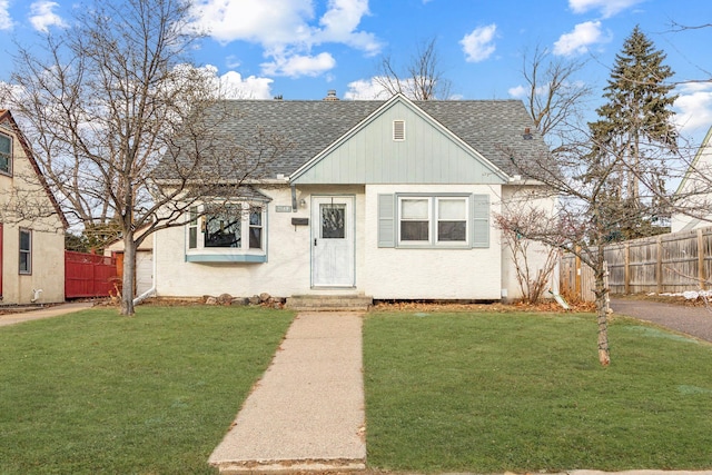 bungalow-style house featuring a front lawn