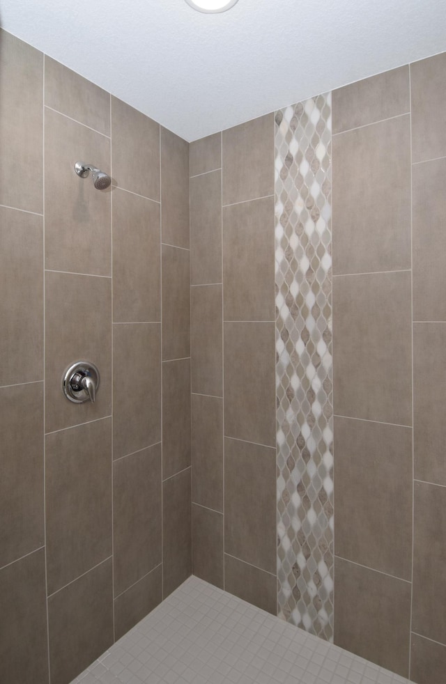 bathroom featuring tiled shower