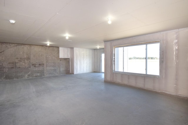 empty room featuring concrete flooring