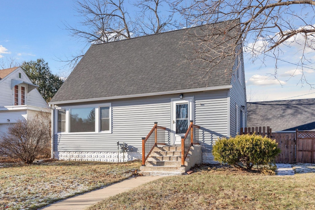 view of front of property with a front yard