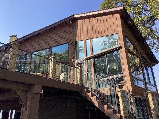 1516 Bay Oaks Dr, Albert Lea, MN 56007 - view of side of home featuring stairway