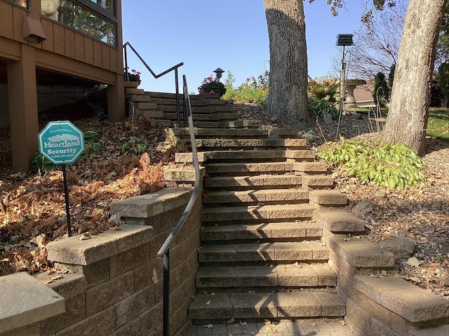 1516 Bay Oaks Dr, Albert Lea, MN 56007 - exterior view of stairway