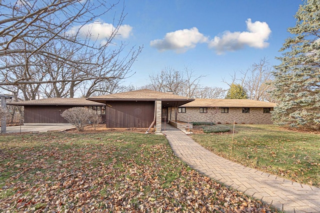 view of front of property with a front lawn