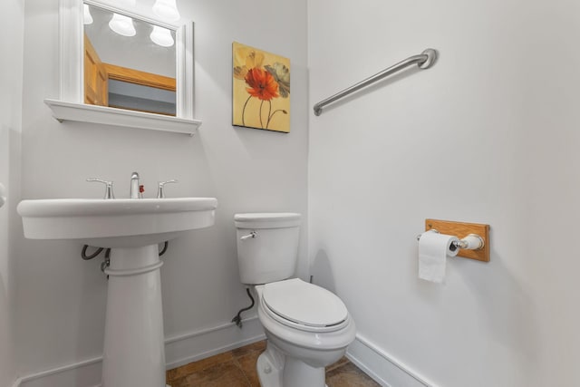 1096 14th Ave SE, Minneapolis, MN 55414 - bathroom featuring toilet and baseboards