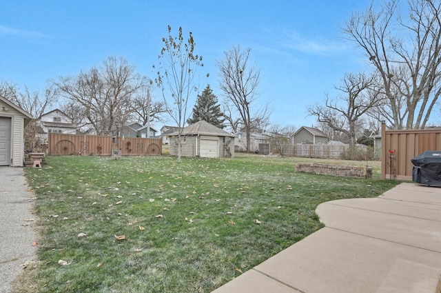 view of yard featuring an outdoor structure and a garage