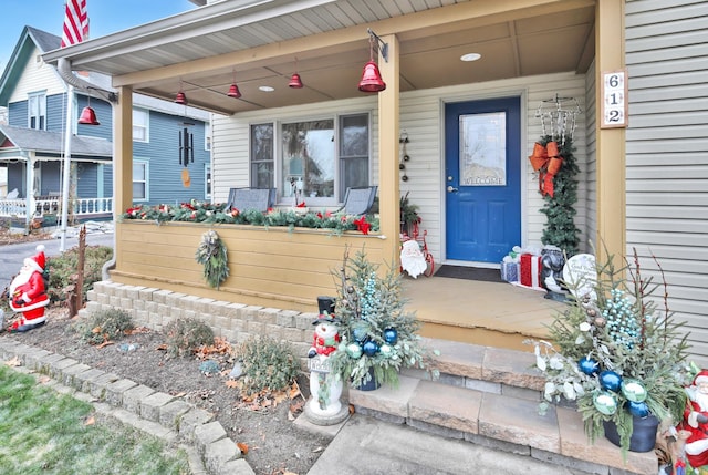 property entrance featuring a porch