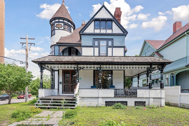 view of front facade featuring covered porch and a front yard