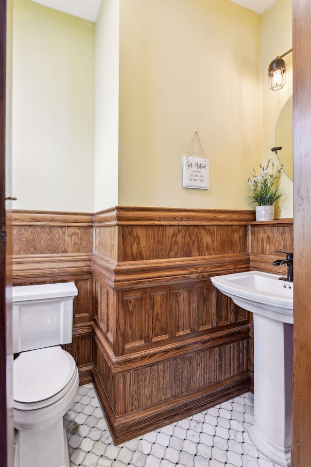 bathroom featuring toilet and sink