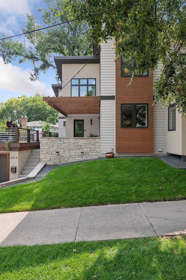 contemporary house featuring a front yard